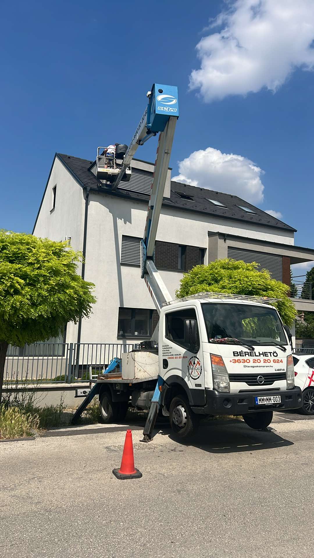Emelőkosaras munka - lakóházi tetőszinti munkálatok