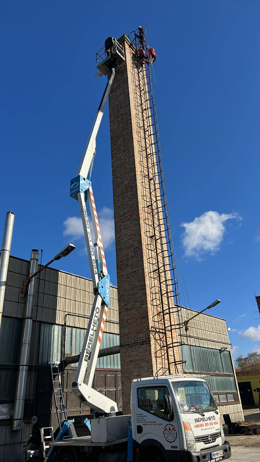 Emelőkosaras munka - ipari kémény karbantartás